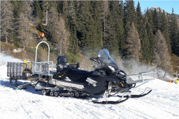 Unfall Skidoo und Skifahrer
